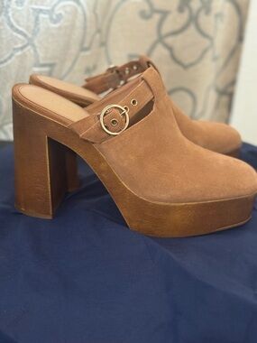 Gianni Bini Women’s Suede Platform Mule with Gold Buckle - Tan size 11